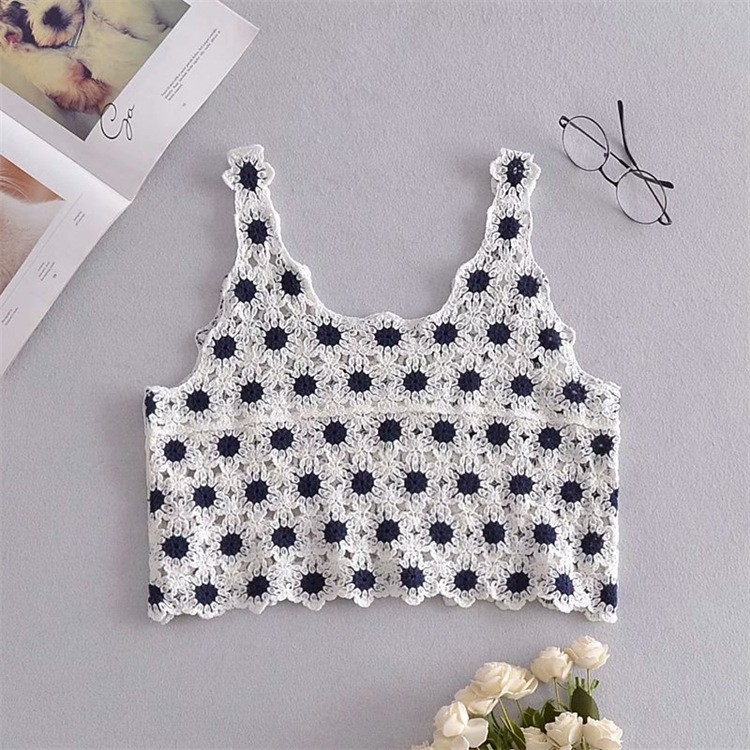 Pamukasti kratki crop top s geometrijskim uzorkom, dvostrukim naramenicama i izrezanim detaljem