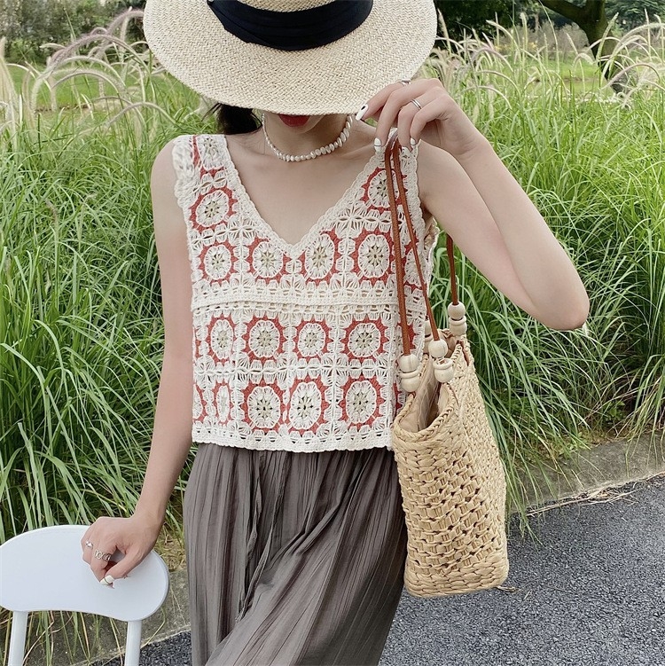 Pamukasti kratki crop top s geometrijskim uzorkom, dvostrukim naramenicama i izrezanim detaljem