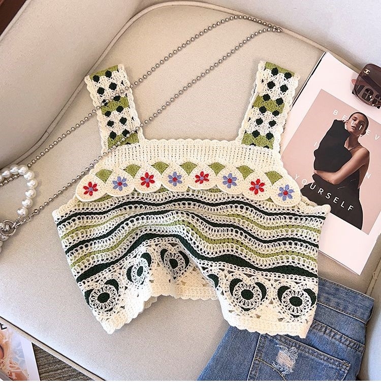 Pamukasti kratki crop top s geometrijskim uzorkom, dvostrukim naramenicama i izrezanim detaljem