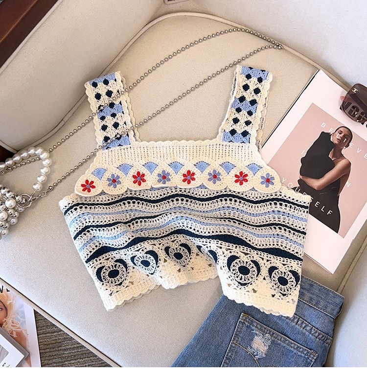 Pamukasti kratki crop top s geometrijskim uzorkom, dvostrukim naramenicama i izrezanim detaljem