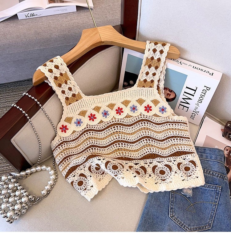 Pamukasti kratki crop top s geometrijskim uzorkom, dvostrukim naramenicama i izrezanim detaljem