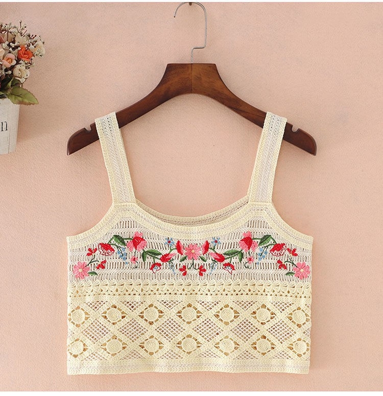 Pamukasti kratki crop top s geometrijskim uzorkom, dvostrukim naramenicama i izrezanim detaljem