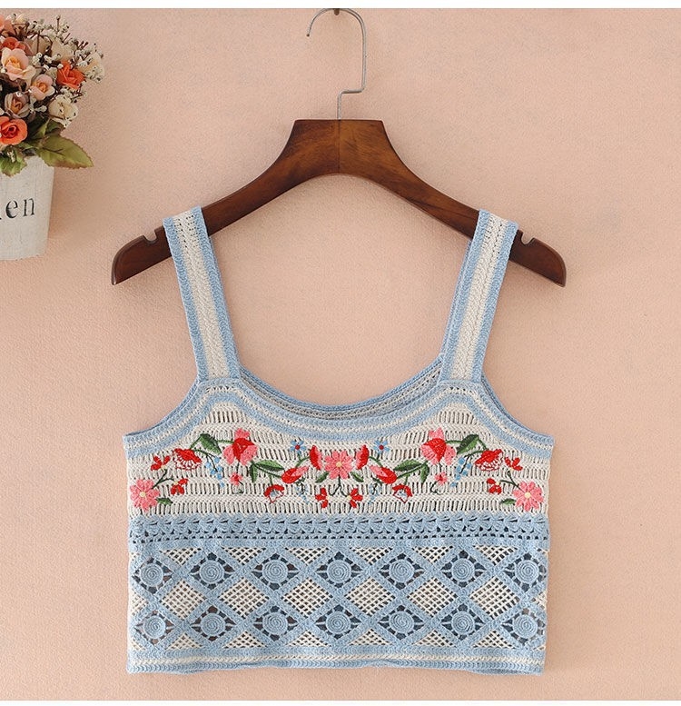 Pamukasti kratki crop top s geometrijskim uzorkom, dvostrukim naramenicama i izrezanim detaljem