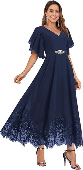 Шифонова вечерна рокля за шаферки с дълбоко V-образно деколте, дантела, къси ръкави, дълга пола, полиестер