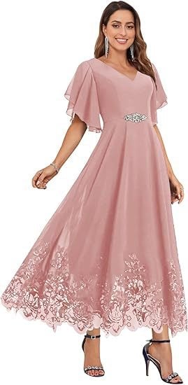 Шифонова вечерна рокля за шаферки с дълбоко V-образно деколте, дантела, къси ръкави, дълга пола, полиестер