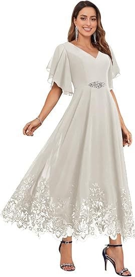 Шифонова вечерна рокля за шаферки с дълбоко V-образно деколте, дантела, къси ръкави, дълга пола, полиестер