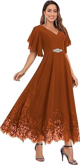 Шифонова вечерна рокля за шаферки с дълбоко V-образно деколте, дантела, къси ръкави, дълга пола, полиестер