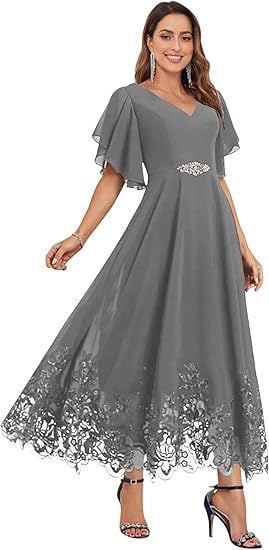 Шифонова вечерна рокля за шаферки с дълбоко V-образно деколте, дантела, къси ръкави, дълга пола, полиестер