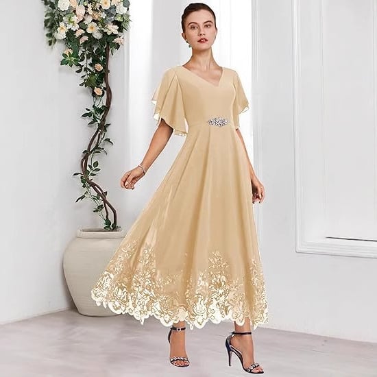 Шифонова вечерна рокля за шаферки с дълбоко V-образно деколте, дантела, къси ръкави, дълга пола, полиестер