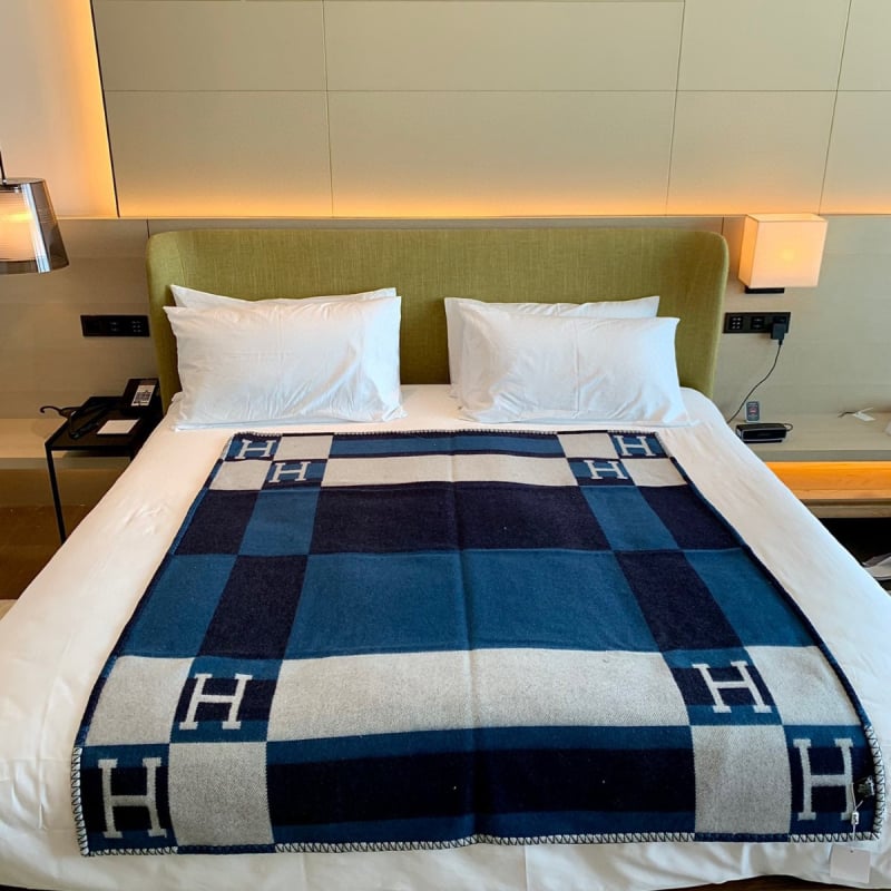 Deka s karikaturnim uzorkom, ovčja koža, 1000–1500 g, moderni minimalistički stil