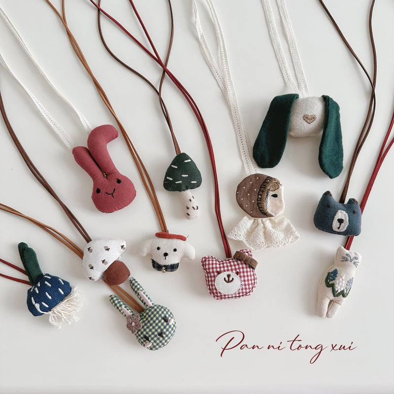 Bērnu kaklarota - rokām darināta, kokvilnas materiāls, karikatūras figūriņa ar 11 cm pagarināšanas ķēdi