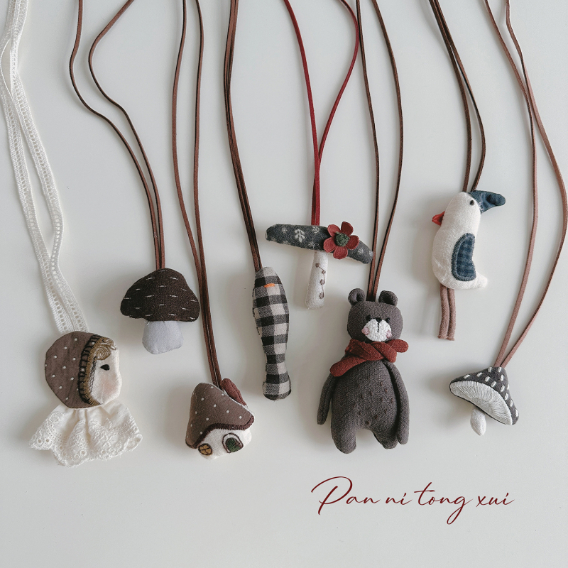 Bērnu kaklarota - rokām darināta, kokvilnas materiāls, karikatūras figūriņa ar 11 cm pagarināšanas ķēdi