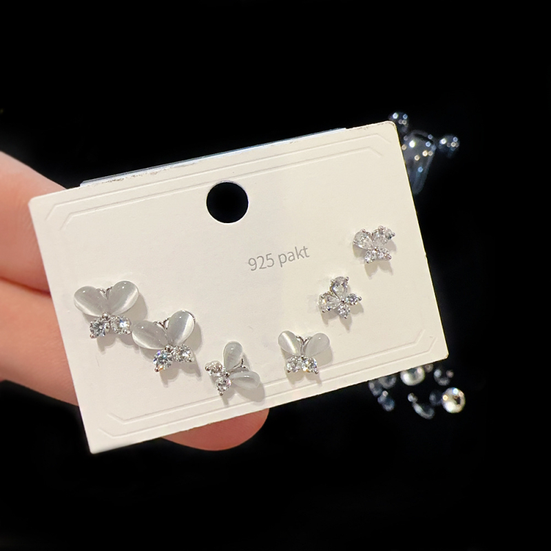 Set de cercei din cupru cu micro-incrustare cu zirconiu, finisaj micropavé; forme variate: personaje, frunză, stea, geometric, animale, litere