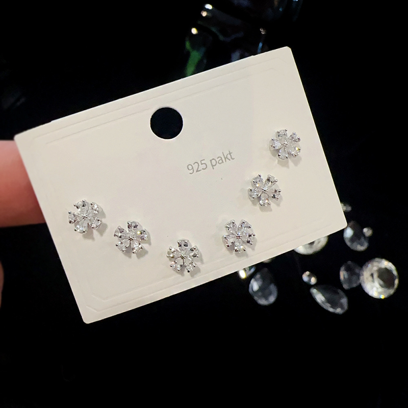 Set de cercei din cupru cu micro-incrustare cu zirconiu, finisaj micropavé; forme variate: personaje, frunză, stea, geometric, animale, litere