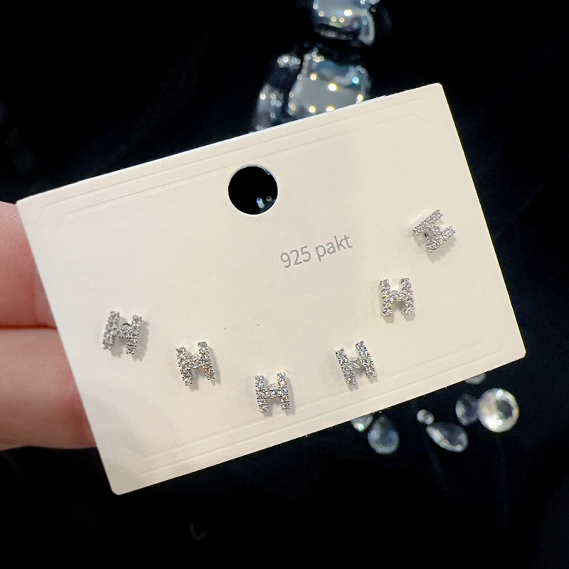 Set de cercei din cupru cu micro-incrustare cu zirconiu, finisaj micropavé; forme variate: personaje, frunză, stea, geometric, animale, litere