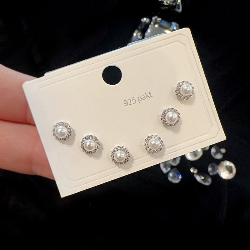 Set de cercei din cupru cu micro-incrustare cu zirconiu, finisaj micropavé; forme variate: personaje, frunză, stea, geometric, animale, litere