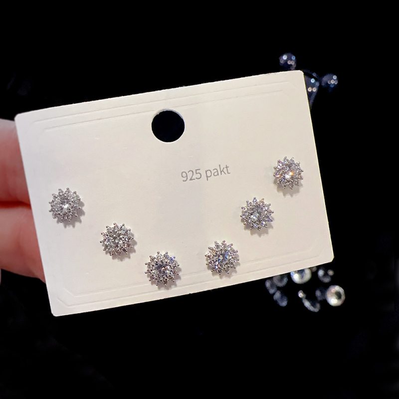 Set de cercei din cupru cu micro-incrustare cu zirconiu, finisaj micropavé; forme variate: personaje, frunză, stea, geometric, animale, litere