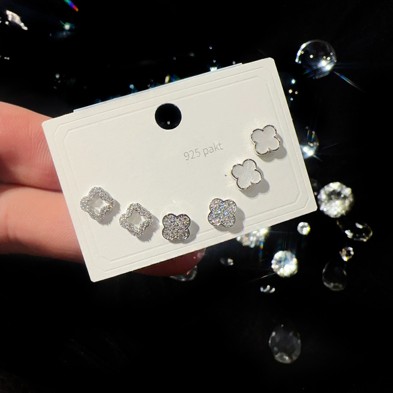 Set de cercei din cupru cu micro-incrustare cu zirconiu, finisaj micropavé; forme variate: personaje, frunză, stea, geometric, animale, litere