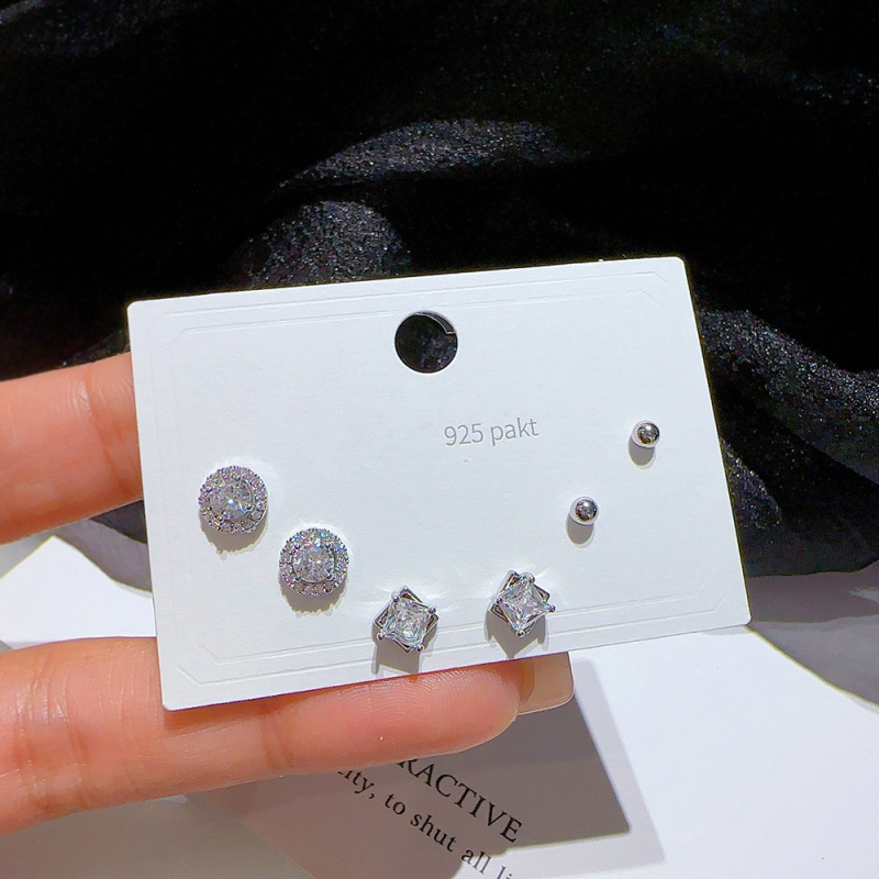 Set de cercei din cupru cu micro-incrustare cu zirconiu, finisaj micropavé; forme variate: personaje, frunză, stea, geometric, animale, litere