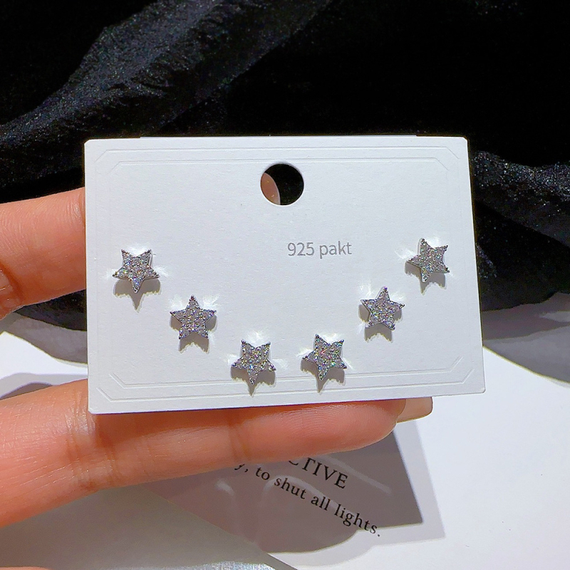 Set de cercei din cupru cu micro-incrustare cu zirconiu, finisaj micropavé; forme variate: personaje, frunză, stea, geometric, animale, litere