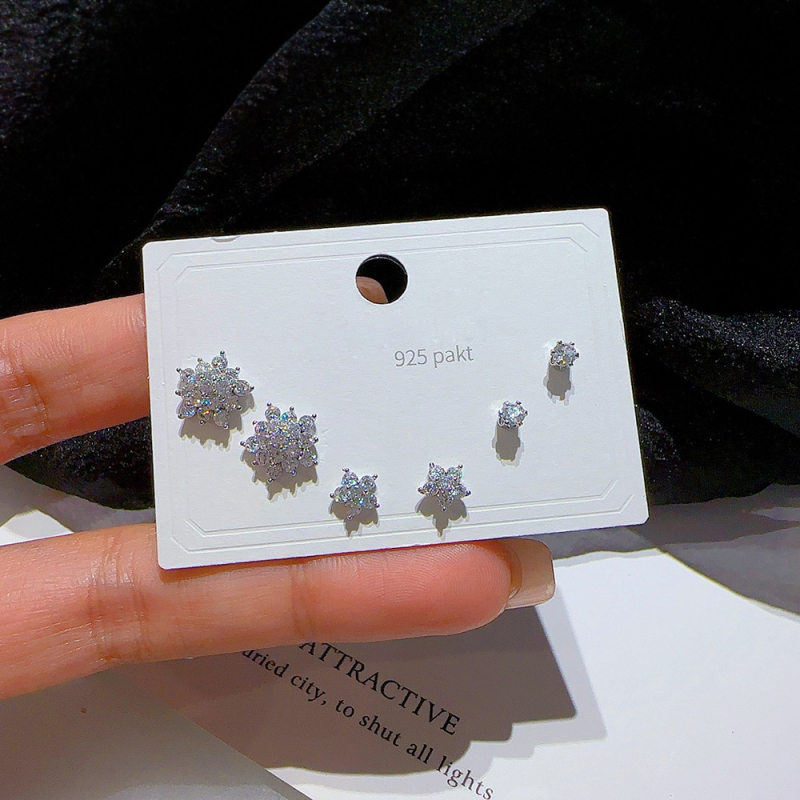 Set de cercei din cupru cu micro-incrustare cu zirconiu, finisaj micropavé; forme variate: personaje, frunză, stea, geometric, animale, litere