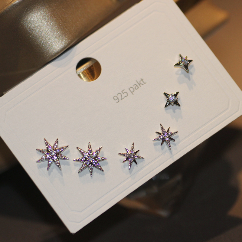 Set de cercei din cupru cu micro-incrustare cu zirconiu, finisaj micropavé; forme variate: personaje, frunză, stea, geometric, animale, litere