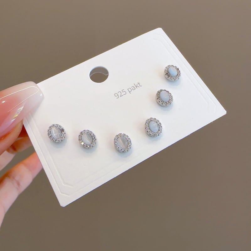 Set de cercei din cupru cu micro-incrustare cu zirconiu, finisaj micropavé; forme variate: personaje, frunză, stea, geometric, animale, litere