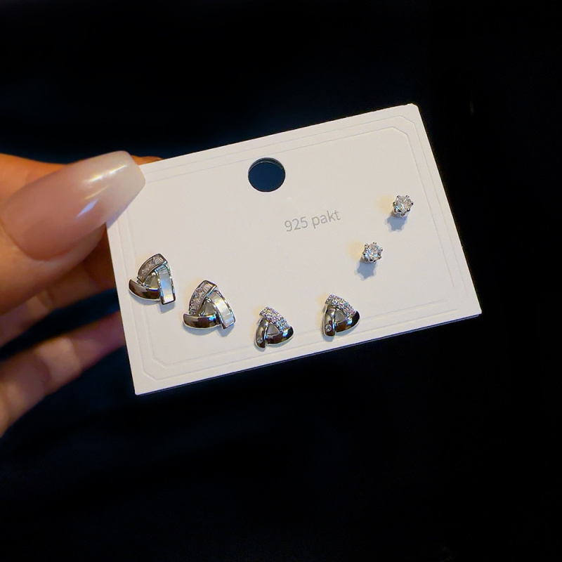 Set de cercei din cupru cu micro-incrustare cu zirconiu, finisaj micropavé; forme variate: personaje, frunză, stea, geometric, animale, litere