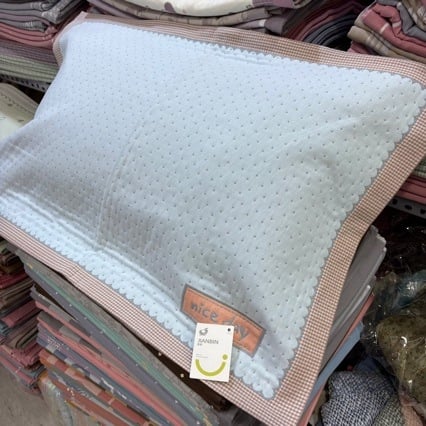 Pagalvės užvalkalas iš šukuotos medvilnės, languotas raštas, užsegimas vokelio stiliumi, švelni tekstūra