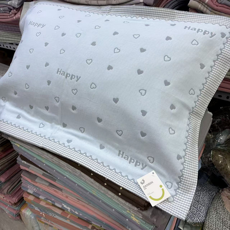 Pagalvės užvalkalas iš šukuotos medvilnės, languotas raštas, užsegimas vokelio stiliumi, švelni tekstūra