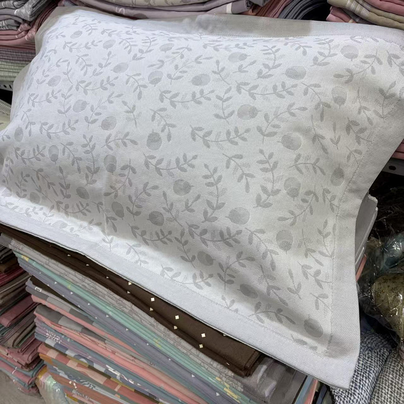 Pagalvės užvalkalas iš šukuotos medvilnės, languotas raštas, užsegimas vokelio stiliumi, švelni tekstūra