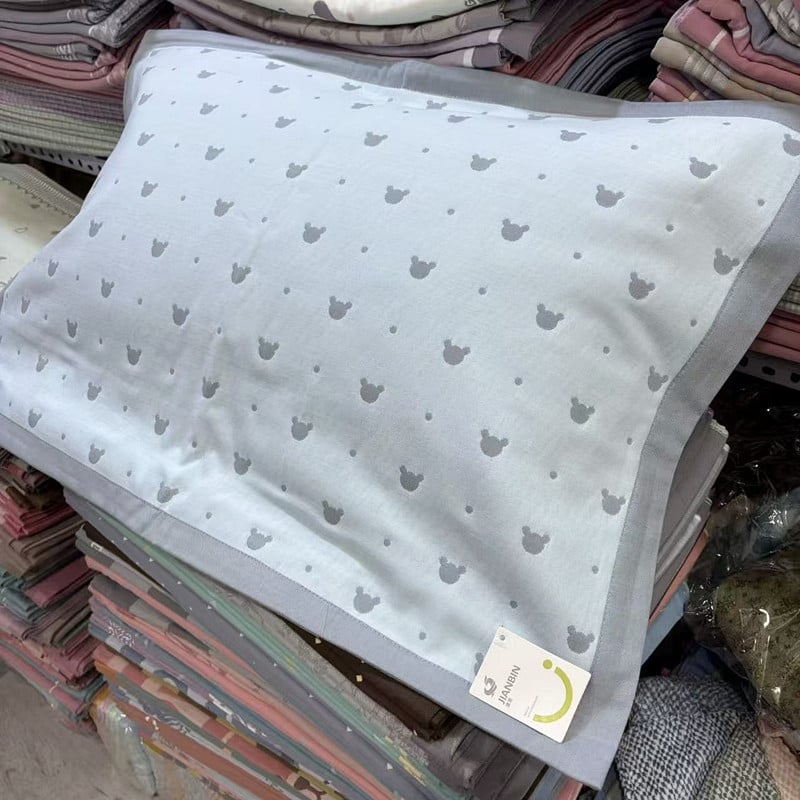 Pagalvės užvalkalas iš šukuotos medvilnės, languotas raštas, užsegimas vokelio stiliumi, švelni tekstūra