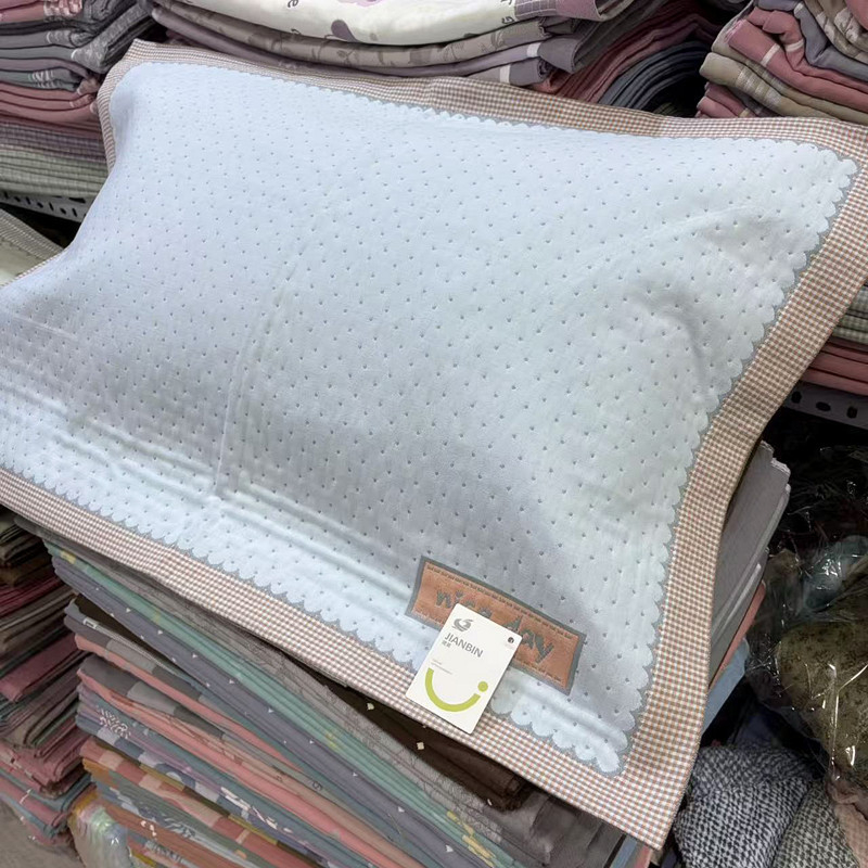 Pagalvės užvalkalas iš šukuotos medvilnės, languotas raštas, užsegimas vokelio stiliumi, švelni tekstūra