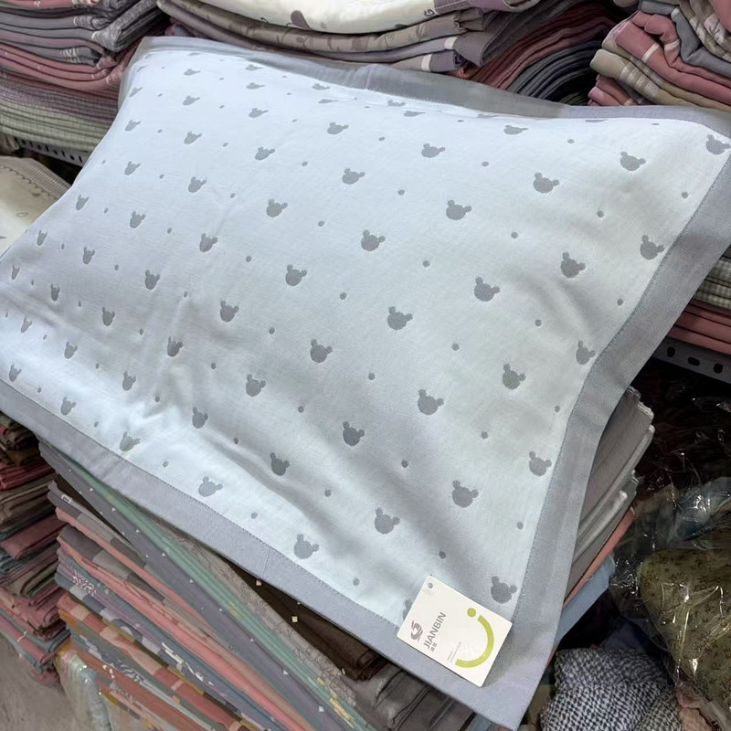 Pagalvės užvalkalas iš šukuotos medvilnės, languotas raštas, užsegimas vokelio stiliumi, švelni tekstūra