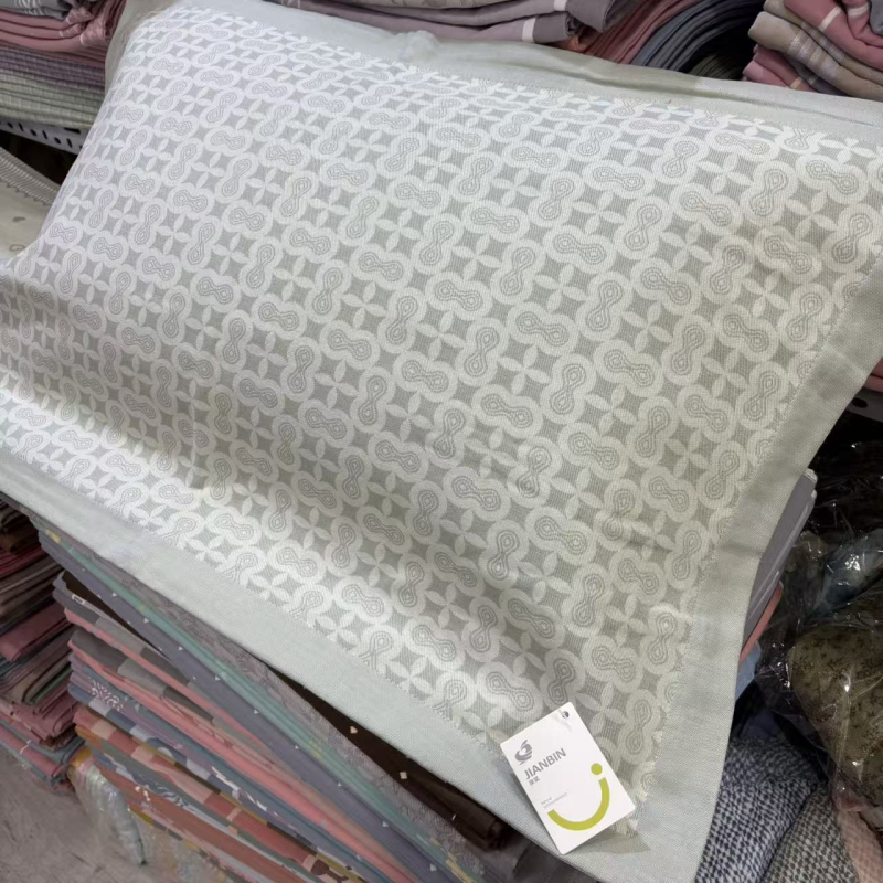 Pagalvės užvalkalas iš šukuotos medvilnės, languotas raštas, užsegimas vokelio stiliumi, švelni tekstūra