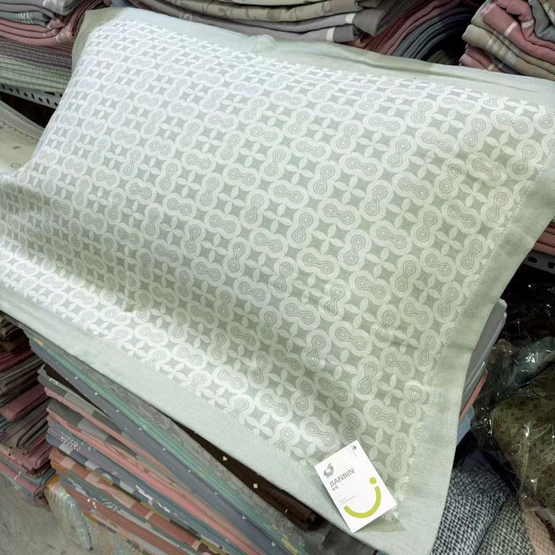 Pagalvės užvalkalas iš šukuotos medvilnės, languotas raštas, užsegimas vokelio stiliumi, švelni tekstūra