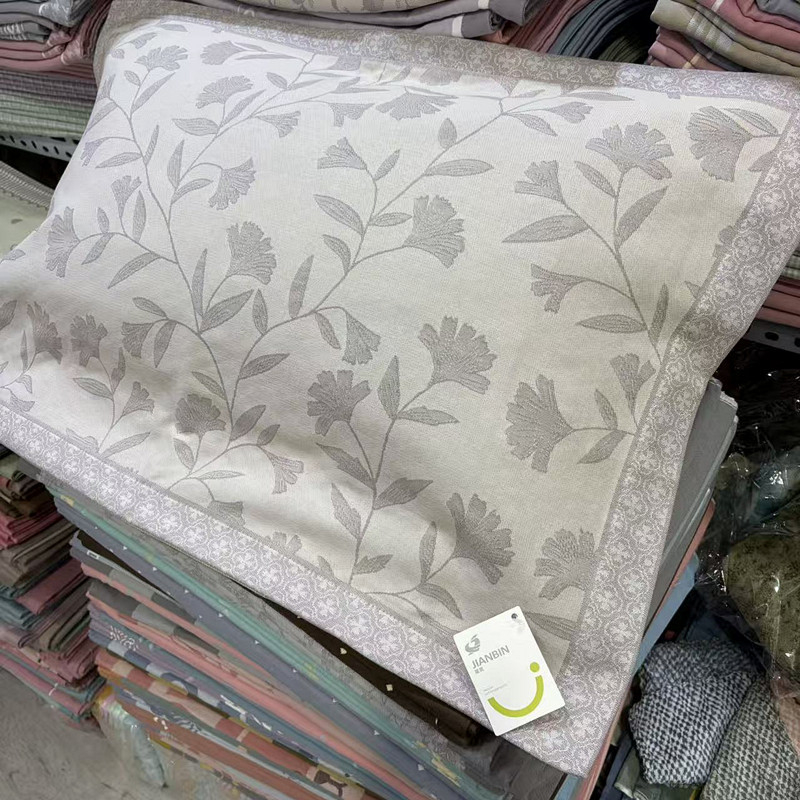 Pagalvės užvalkalas iš šukuotos medvilnės, languotas raštas, užsegimas vokelio stiliumi, švelni tekstūra