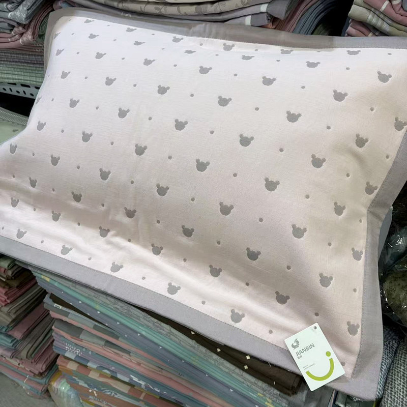 Pagalvės užvalkalas iš šukuotos medvilnės, languotas raštas, užsegimas vokelio stiliumi, švelni tekstūra