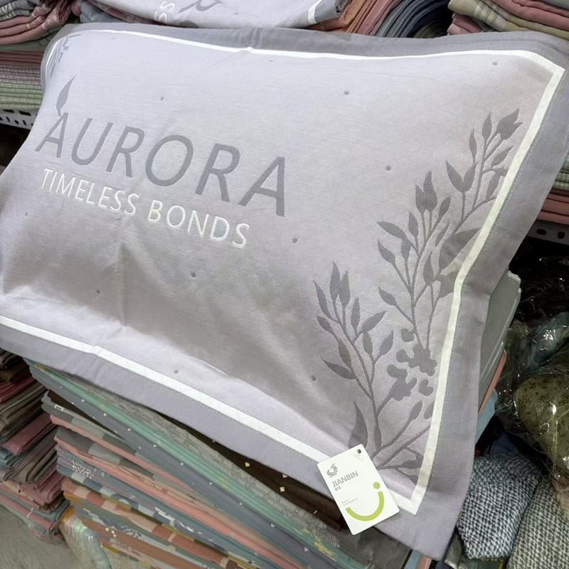 Pagalvės užvalkalas iš šukuotos medvilnės, languotas raštas, užsegimas vokelio stiliumi, švelni tekstūra