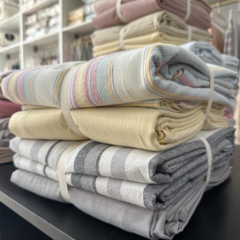 Keturių dalių patalynės komplektas iš 100% medvilnės, siūliniu dažymu, išplautas, languotas raštas