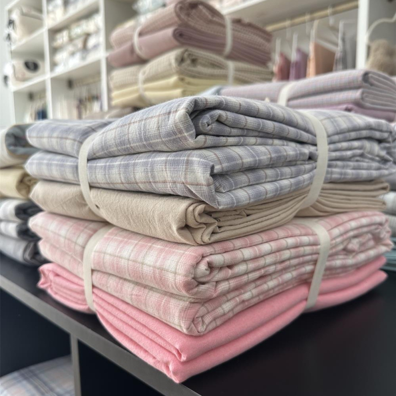 Keturių dalių patalynės komplektas iš 100% medvilnės, siūliniu dažymu, išplautas, languotas raštas