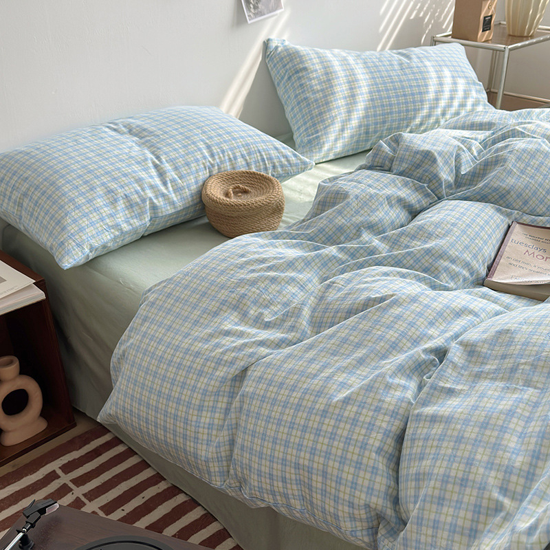 Keturių dalių patalynės komplektas iš 100% medvilnės, siūliniu dažymu, išplautas, languotas raštas