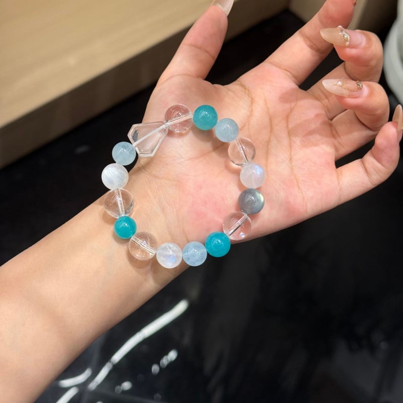 Rokassprādze ar elastīgu auklu, bez sānu akmeņiem, ķīniešu stils, 2025. gada vasaras izlaidums