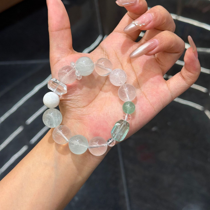 Rokassprādze ar elastīgu auklu, bez sānu akmeņiem, ķīniešu stils, 2025. gada vasaras izlaidums