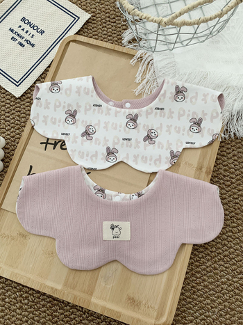 Medvilninė seilinė kūdikiams ir mažiems vaikams (1–3 metų) – dvipusis gėlių raštas, sugerianti