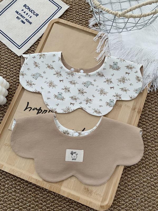 Medvilninė seilinė kūdikiams ir mažiems vaikams (1–3 metų) – dvipusis gėlių raštas, sugerianti