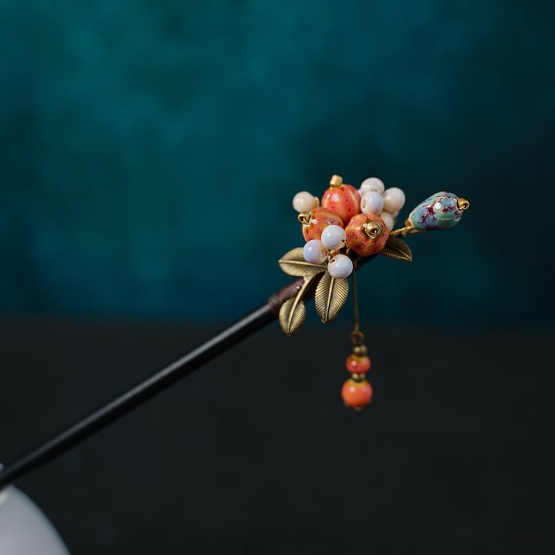 Керамична фиба за коса с етнически стил и мотив цветя, аксесоар за глава, пускана през есента на 2024 година.