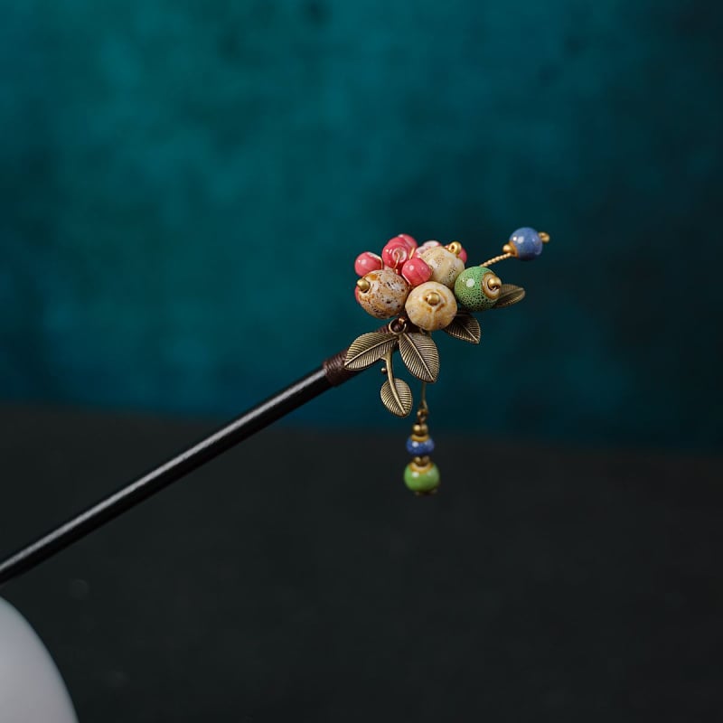 Керамична фиба за коса с етнически стил и мотив цветя, аксесоар за глава, пускана през есента на 2024 година.