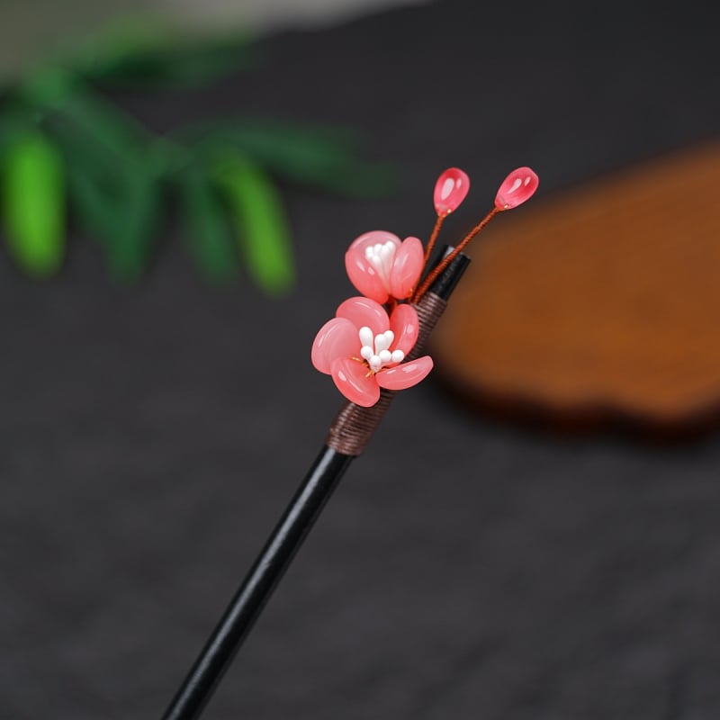 Керамична фиба за коса с етнически стил и мотив цветя, аксесоар за глава, пускана през есента на 2024 година.