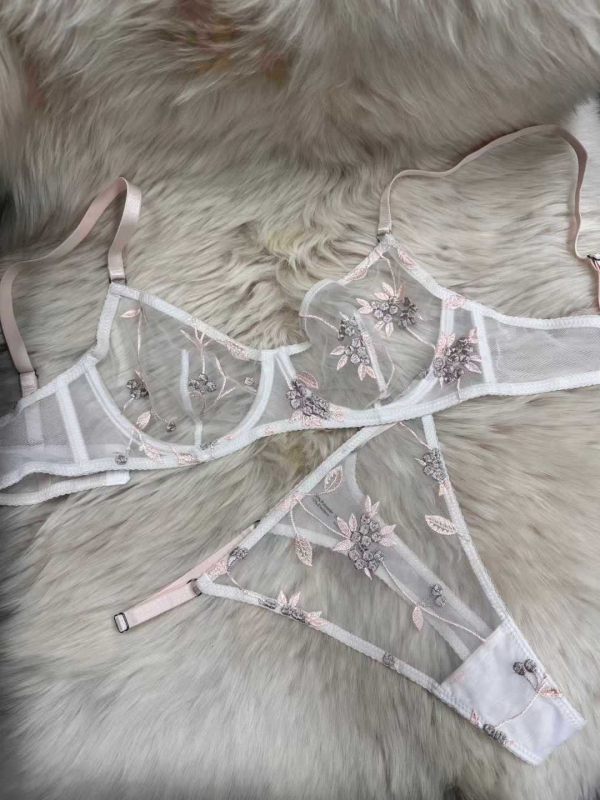 Melltartó szett ultrakönnyű formázott kosarakkal, csipke hálószövés, rögzített dupla vállpántok, hátul dupla kapocs-zárás